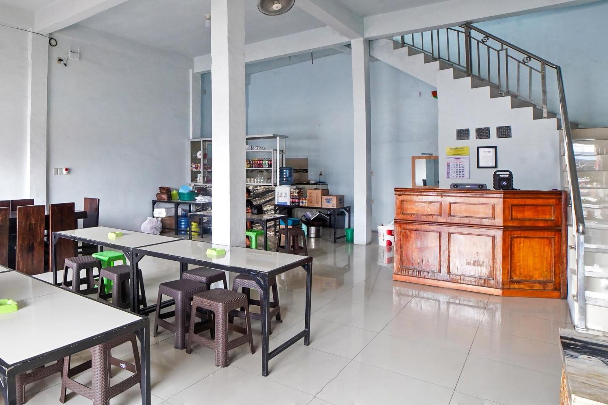 OYO 90922 Gurusinga Guesthouse Medan Bagian luar foto