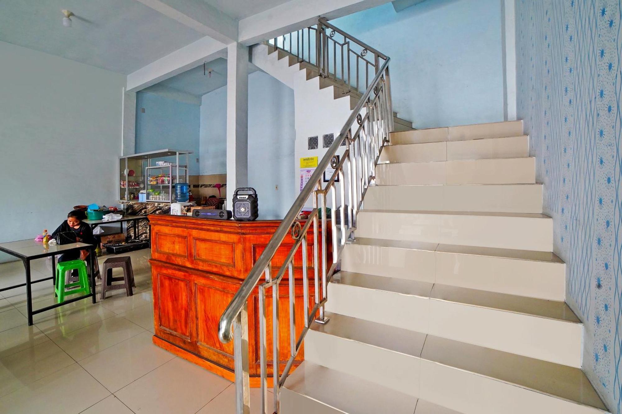 OYO 90922 Gurusinga Guesthouse Medan Bagian luar foto