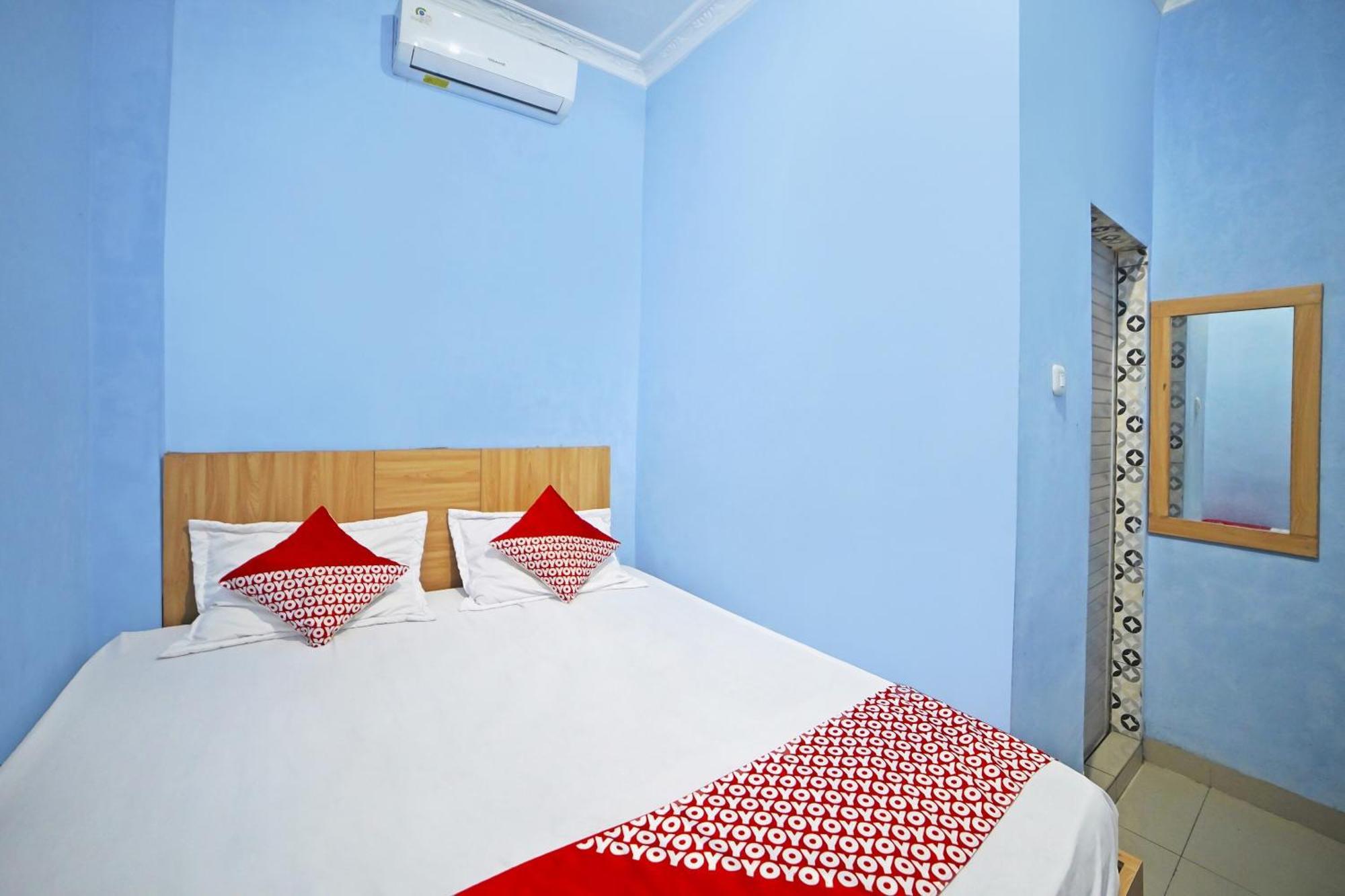 OYO 90922 Gurusinga Guesthouse Medan Bagian luar foto